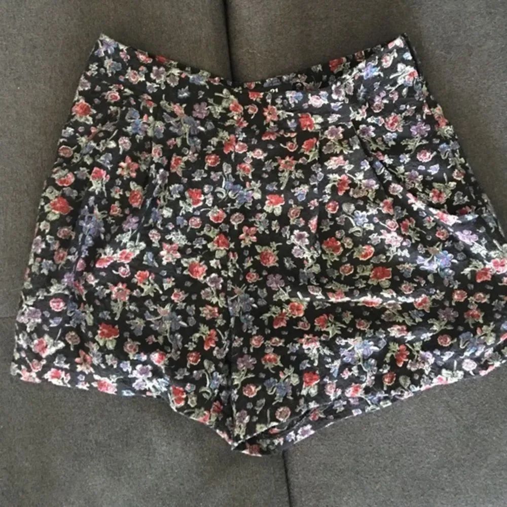 High Waisted Floral Shorts - Size Small Forever 21